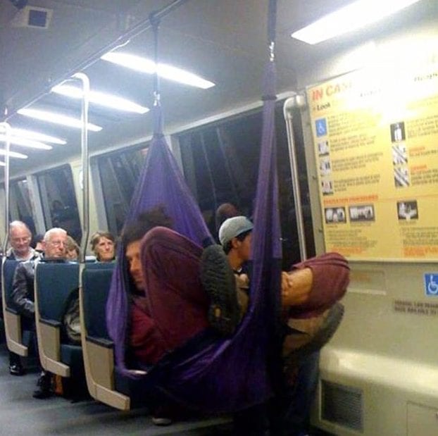 تعجب آورترین تصاویر ثبت شده از مسافران مترو + عکس