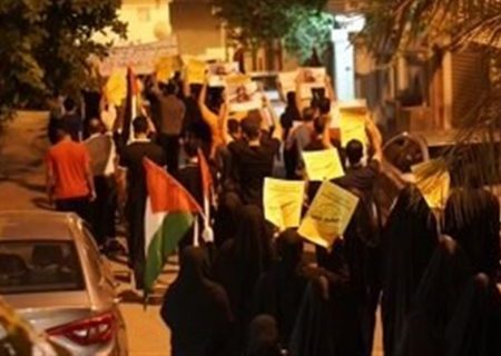 تظاهرات مردم بحرین علیه حاکمان خائن خود همزمان با امضای توافق ننگین سازش