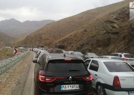 ازحام خودروهای غیربومی، ترافیک در جاده هراز و سوادکوه را قفل کرد