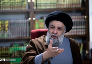 روحانیت کنار مردم جذاب است نه در استادیوم!