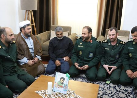 دیدار فرمانده لشکر عملیاتی ۲۵ کربلا با خانواده شهید سعید کمالی