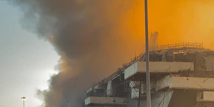 جهنمی از آتش در کشتی آمریکایی| «بونهام ریچارد» در حال کج شدن است