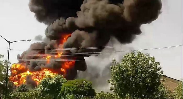آتش سوزی مهیب در پارکینگ خودروهای سنگین کرمانشاه