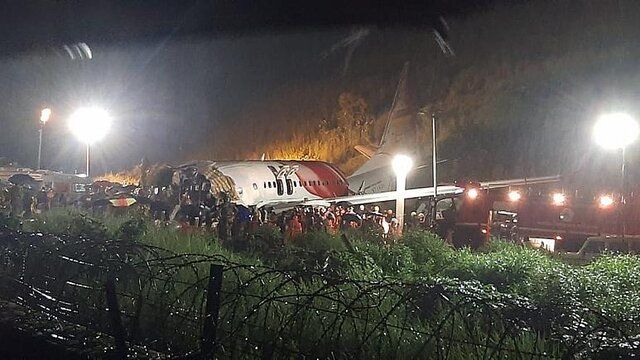 هواپیمای مسافربری هند روی باند فرودگاه دو تکه شد +عکس وحشتناک