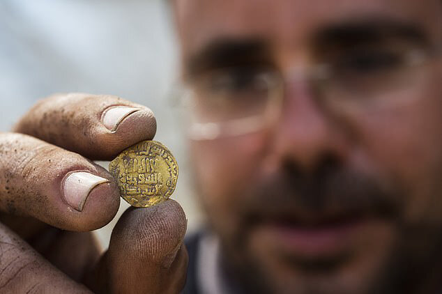 تصاویر | کشف ۴۲۵ سکه‌ طلا در فلسطین