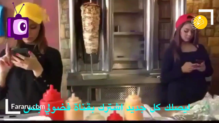 تبلیغ فست فود در مکه با دو دختر جنجال بپا کرد +عکس