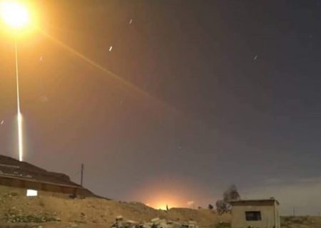 پدافند هوایی سوریه با اهداف متخاصم در آسمان جنوب دمشق مقابله کرد