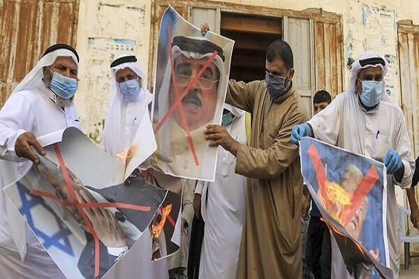 معترضان فلسطینی در غزه تصاویر حکام بحرین و امارات را آتش زدند