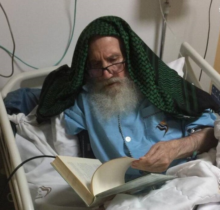 حرکت زیبای روحانی معروف روی تخت بیمارستان+عکس