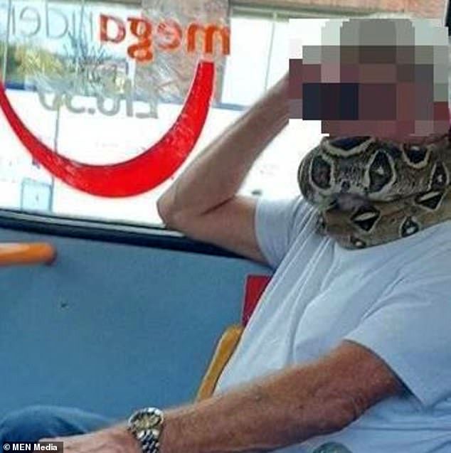 ماسک عجیب این مرد مسافران اتوبوس را شوکه کرد! +عکس