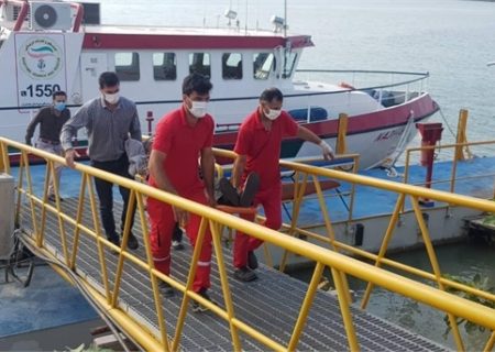 امدادرسانی به خدمه یک کشتی در آب های ساحلی بندر نوشهر