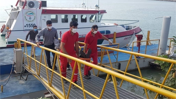 امدادرسانی به خدمه یک کشتی در آب های ساحلی بندر نوشهر