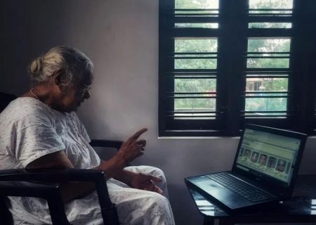 مهارت جالب مادر ۹۰ ساله در کار با لپ تاپ! +عکس