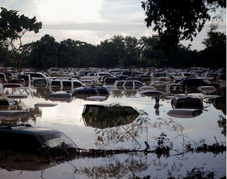 صحنه ای عجیب از دفن شدن خودروها در سیلاب هندوراس + عکس