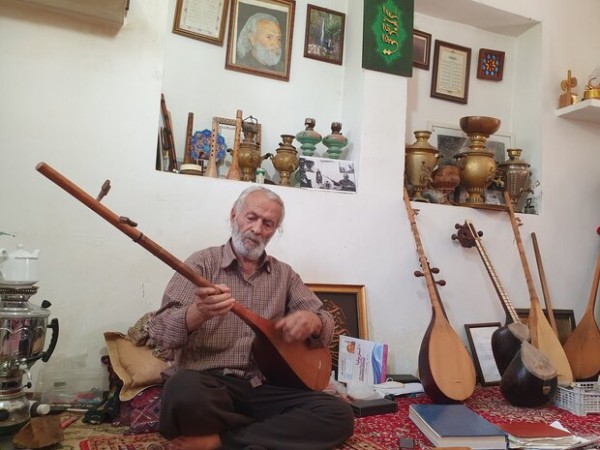 اهدای نشان درجه یک هنری به بازمانده خنیاگر موسیقی بومی ایران