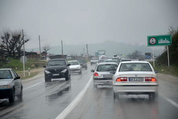 جاده‌های ساحلی مازندران بارانی و لغزنده است/ ترافیک عادی و روان در تمامی جاده‌های مازندران