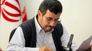 کدام رفتار احمدی‌نژاد برای رهبر انقلاب عجیب و غریب بود؟