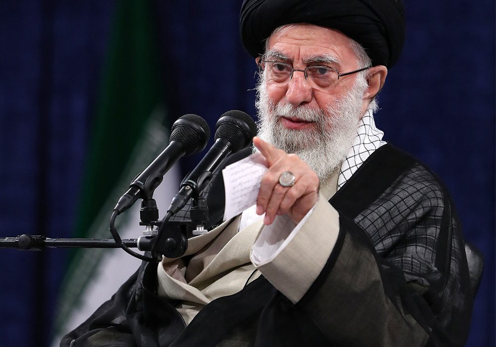 هرکسی مردم را از آینده نا امید کند برای دشمن دارد کار می‌کند؛ چه بداند چه نداند
