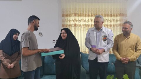 تجلیل رئیس اداره بهزیستی نکا از معلول هنرمند بمناسبت گرامیداشت هفته بهزیستی