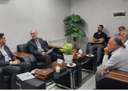 دیدار نانوایان نکایی با فرماندار برای حل مشکلات آرد و کیفیت نان