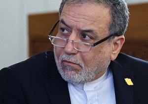 عراقچی: آمریکا آنسوی دنیاست، اما برای مانور نظامی ایران نسخه میپیچد!