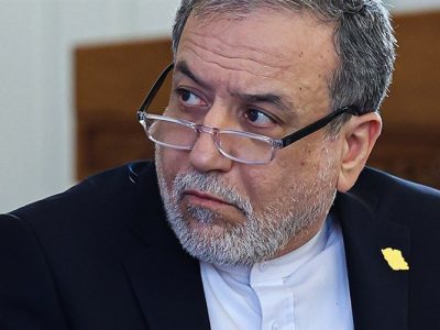 عراقچی: آمریکا آنسوی دنیاست، اما برای مانور نظامی ایران نسخه میپیچد!