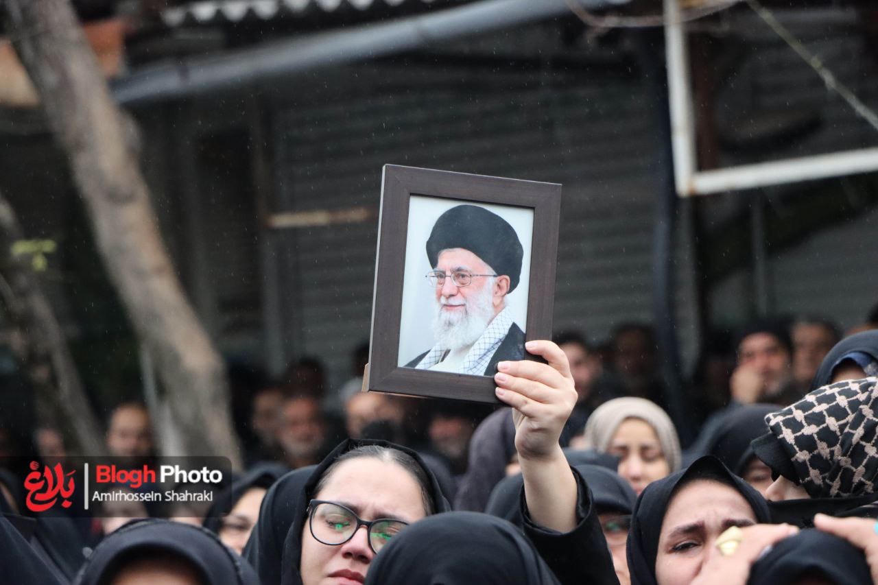 تجمع مردم نکا در پی خبر شهادت فرمانده کل قوا