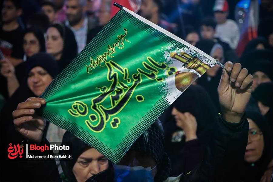 مردم نکا کماکان در خیابانها مردم نکا کماکان در خیابانها